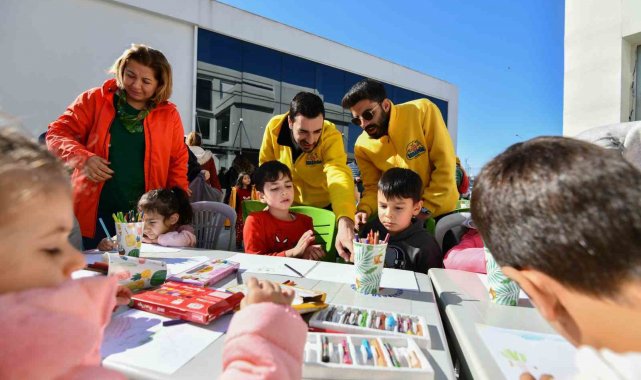 Depremzede çocuklar ev çizdi