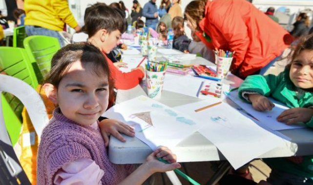 Depremzede çocuklar rengarenk kalemlerle sağlam 'ev' çizdi