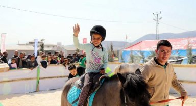 Depremzede çocuklara atlı terapi