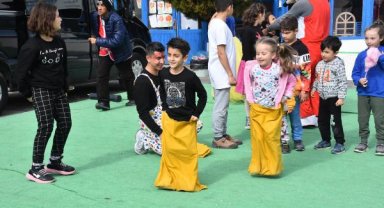 Depremzede çocuklara eğlenceyle terapi