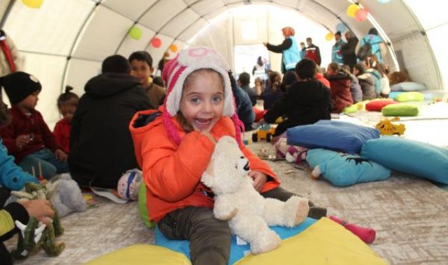 Depremzede çocuklara özel çadırda, oyun ve etkinlikler düzenleniyor