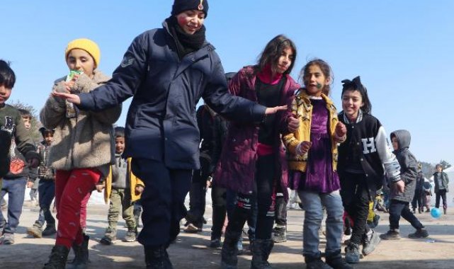 Depremzede çocukların 'komutan abla'sı