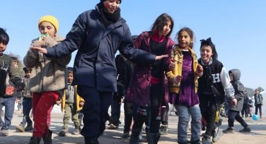 Depremzede çocukların 'komutan abla'sı