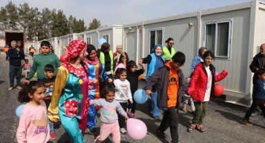 Depremzede çocukların eğlencesine vali de eşlik etti 