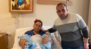 Depremzede Esra, ikizlerini dünyaya getirdi