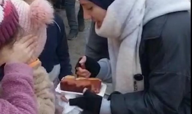 Depremzede Ezmira'ya bisküvi, kekli sürpriz doğum günü kutlaması