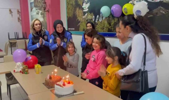Depremzede Gümüş'e polislerden doğum günü sürprizi