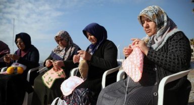 Depremzede kadınlar, bölgedeki komşuları için atkı, bere ve lif örüyor