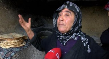 Depremzede kadınlar depremzedeler için tandır ekmeği pişirdi