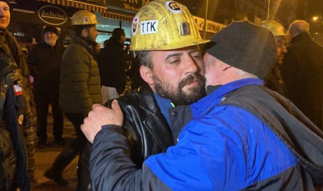 Depremzede, madenciye sarılarak teşekkür etti