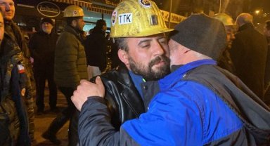 Depremzede, madenciye sarılarak teşekkür etti