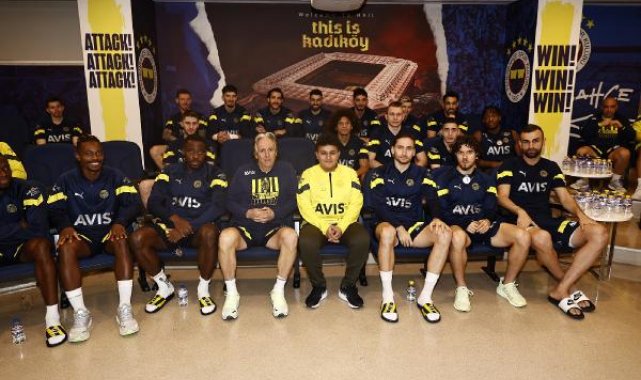 Depremzede Mehmet Akif Ağaç, Jorge Jesus ve futbolcularla buluştu
