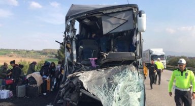 Depremzede öğrencileri Konya'ya götüren otobüs, kamyona çarptı: 2 ölü, 6 yaralı
