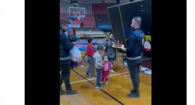 Depremzede Şahin'in doğum gününü polisler kutladı