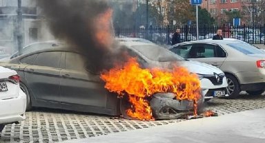 Depremzede yakınını taşıyan otomobil, hastane otoparkında yandı