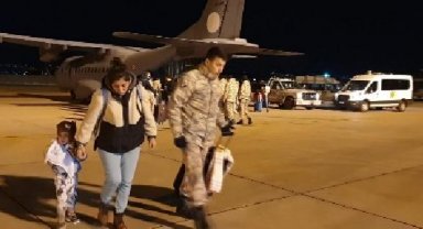 Depremzedeler, Hava Kuvvetleri'ne ait uçaklarla Ankara'ya getirildi