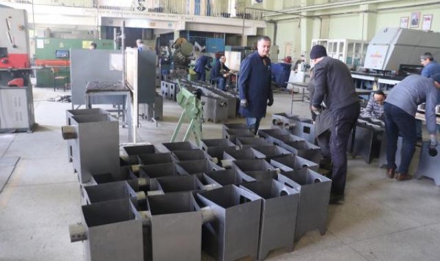 Depremzedeler için atölyede soba ürettiler