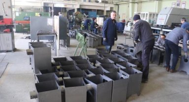 Depremzedeler için atölyede soba ürettiler