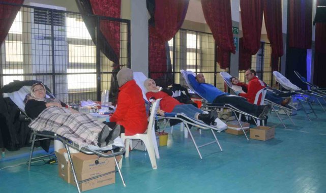 Depremzedeler için kan bağışında bulundular
