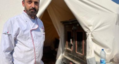 Depremzedeler için pastanesini çadıra taşıdı, poğaça yapıp dağıtıyor