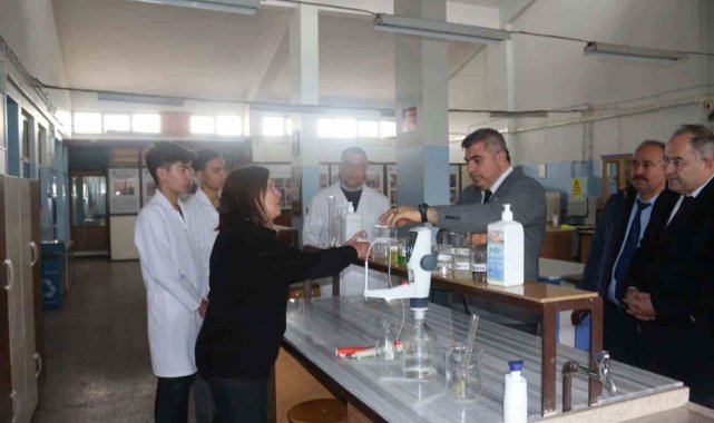 Depremzedeler için susuz el jeli üretimi devam ediyor