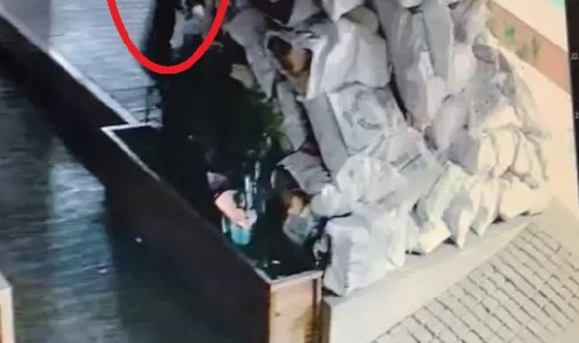 Depremzedeler için toplanan yardım malzemelerinin çalınması kamerada