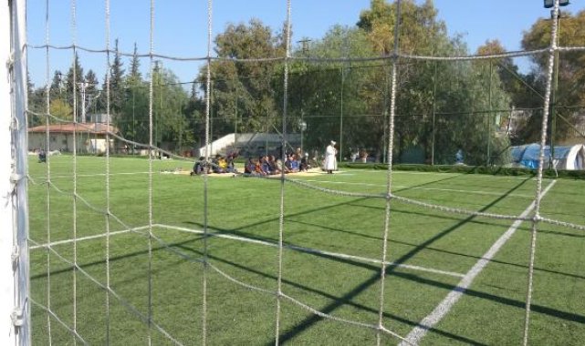 Depremzedeler suni çim sahada namaz kıldı