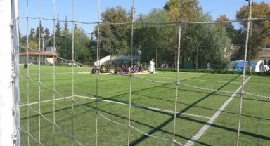 Depremzedeler suni çim sahada namaz kıldı