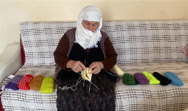 Depremzedelere düvesini bağışlayan 70 yaşındaki kadın, bu kez de dokuduğu çorapları gönderdi
