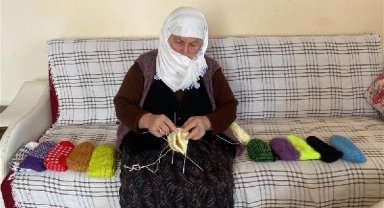 Depremzedelere düvesini bağışlayan 70 yaşındaki kadın, bu kez de dokuduğu çorapları gönderdi