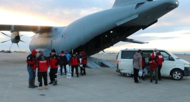 Depremzedelere gelen yardım malzemeleri İncirlik Havva Üs Komutanlığı'na iniyor