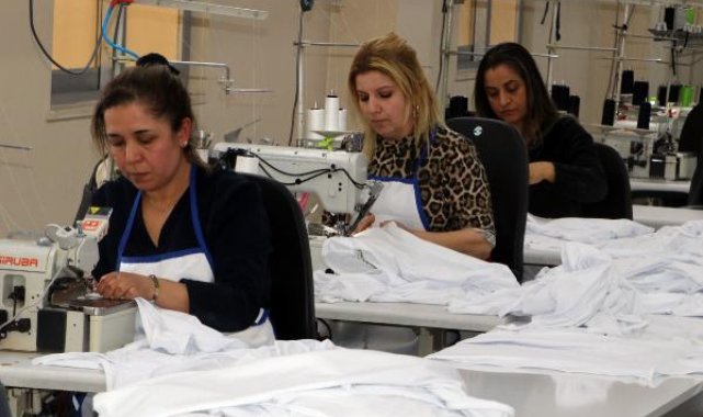 Depremzedelere pijama, battaniye, iç çamaşırı, uyku tulumu ve mont dikiyorlar