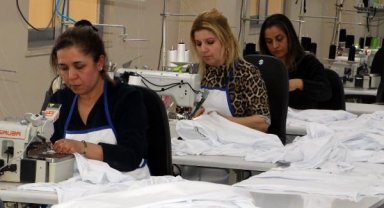 Depremzedelere pijama, battaniye, iç çamaşırı, uyku tulumu ve mont dikiyorlar