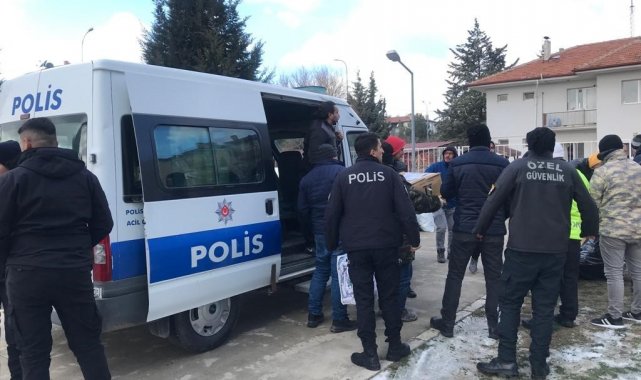 Depremzedelere polisten yardım eli