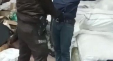 Depremzedelere toplanan yardımları çalmak isterken yakalandılar