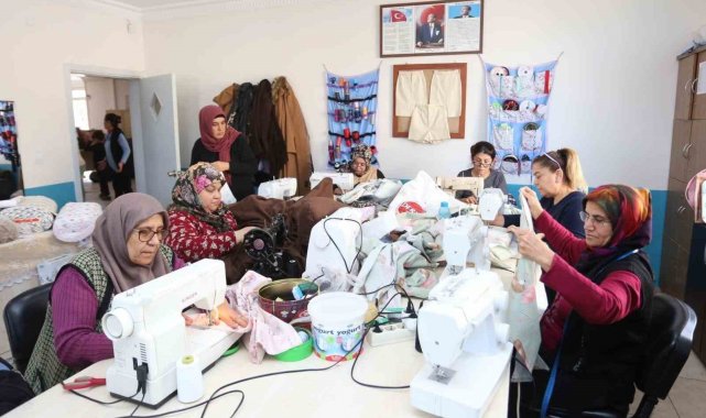 Depremzedelere yorgan ve yastık dikiyorlar