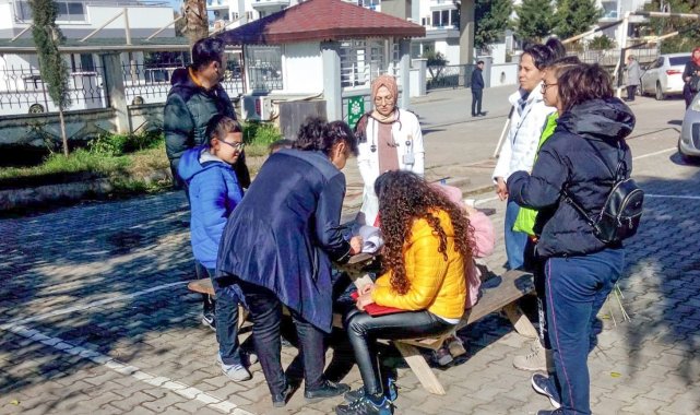 Depremzedeleri yalnız bırakmıyorlar