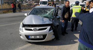 Depremzedelerin otomobili, kamyonetle çarpıştı: 1 ölü, 5 yaralı