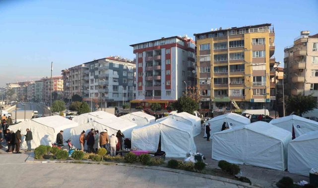Depremzedelerin temel ihtiyaçlarını karşılıyorlar