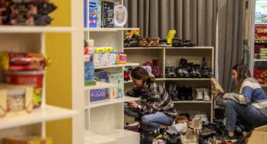 Depremzedelerin tüm ihtiyaçlarını karşılayabilecekleri 'Sosyal Market ve Butik' kuruldu