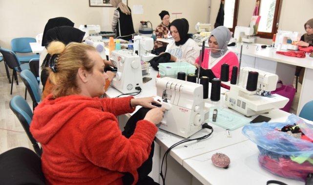 Depremzedelerin üşümemesi için kıyafet dikiyorlar