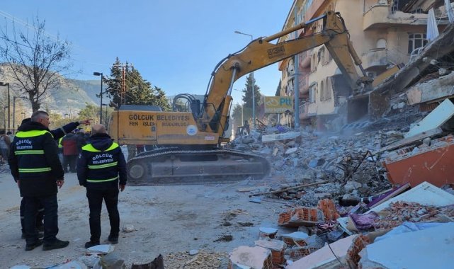 Depremzedelerin yaralarını sarmak için sahadalar