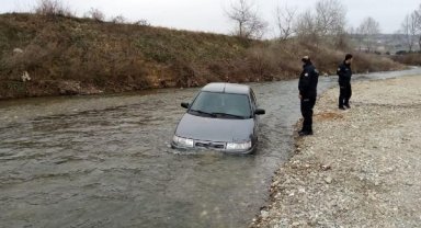 Dereye düşen otomobilini çıkaramayınca bırakıp gitti