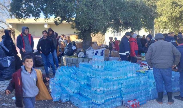 Derince'den deprem bölgelerine 58 tır gönderildi