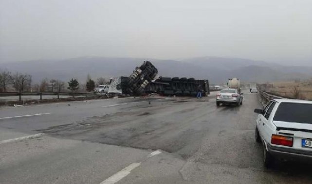 Devrilen TIR'ın şoförü yaralandı