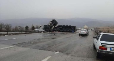 Devrilen TIR'ın şoförü yaralandı