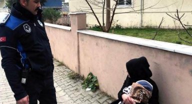 Dilenen kadının kucağındaki kundaktan bebek değil oyuncak ayı çıktı