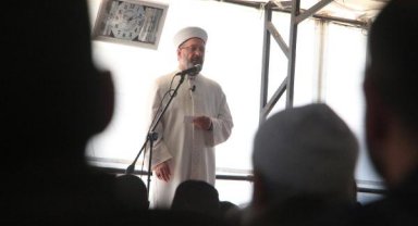 Diyanet İşleri Başkanı Erbaş, deprem bölgesinde cuma namazı kıldırdı