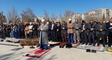 Diyarbakır, Batman ve Mardin'de depremde hayatını kaybedenler için gıyabi cenaze namazı