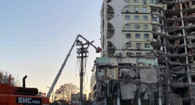Diyarbakır'da 1 bloğu yıkılan Galeria Sitesi'nde dron ile hayvan kurtarma operasyonu